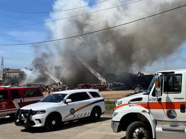 Scrap yard fire covers downtown Chattanooga with smoke - WDEF