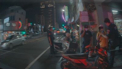 影／台南移工騎車低頭滑手機 警車經過渾然不覺 酒測還超標