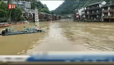 暴雨席捲長江中下游！ 千年鳳凰古城現洪流險吞噬景區工作人員