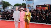 Julianne Moore, Tilda Swinton y Pedro Almodóvar, el trío más estiloso del Festival de Venecia