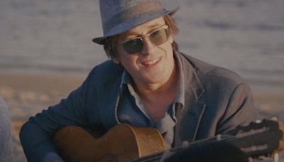 "Il n'est jamais trop tard" : Thomas Dutronc retrouve le sourire dans son nouveau clip