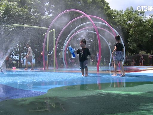 中科公園戲水區放水間隔久 孩子坐地板玩髒水