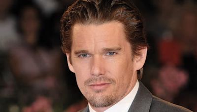 Ethan Hawke lo ammette: cerca di ottenere spoiler su Stranger Things dalla figlia Maya! Ecco le sue parole