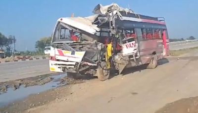 Bihar Accident: 3 People Killed, 15 Others Injured After Speeding Bus Crashes Into Truck On NH-19 In Rohtas; Visuals Surface