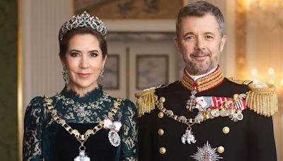 Federico y Mary de Dinamarca estrenan sus primeros retratos oficiales de gala como reyes con órdenes y joyas de la Corona