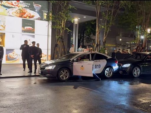 尷尬！周杰倫同台金智媛東區代言 趕粉絲違停…警車倒車撞900萬邁巴赫