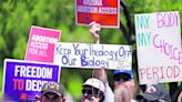 Gobernador Gavin Newsom firma ley que permite a médicos de Arizona viajar a California para practicar abortos a sus pacientes | El Universal