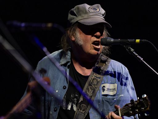 Neil Young reunites with Crazy Horse after a decade, performs double encore