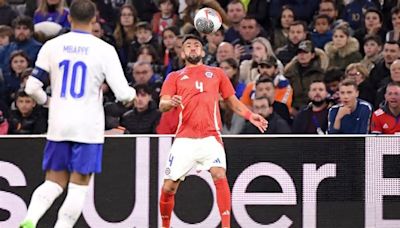 "De los mejores del mundo": Independiente celebra a Mauricio Isla con burla contra Kylian Mbappé