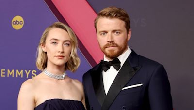 Quién es el atractivo actor con el que Saoirse Ronan posa en los Emmy: se casaron en secreto en julio