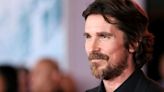 Christian Bale contrató a un asistente para que oliera sus axilas