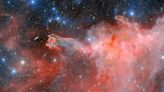 Imágenes telescópicas revelan la fantasmal “Mano de Dios” en la Vía Láctea que atraviesa el cosmos