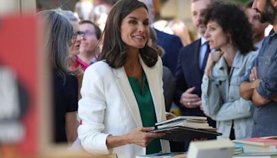 Cómo han cambiado los looks de la reina Letizia en la Feria del Libro de Madrid a lo largo de los años