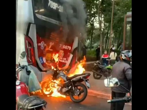 Marginal Pinheiros é interditada após colisão entre ônibus e moto nesta quinta-feira (25)