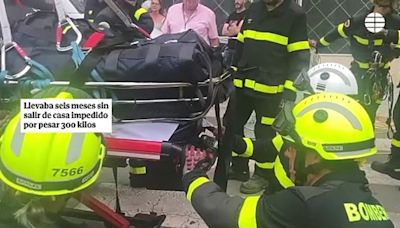 Los Bomberos intervienen para trasladar al hospital a un hombre de 300 kilos que llevaba seis meses sin salir de la cama en Cádiz - ELMUNDOTV