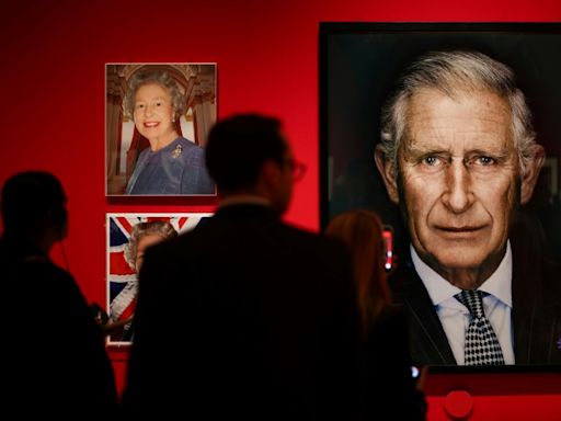 Un siglo de retratos fotográficos de la monarquía británica en una exposición en el Palacio de Buckingham