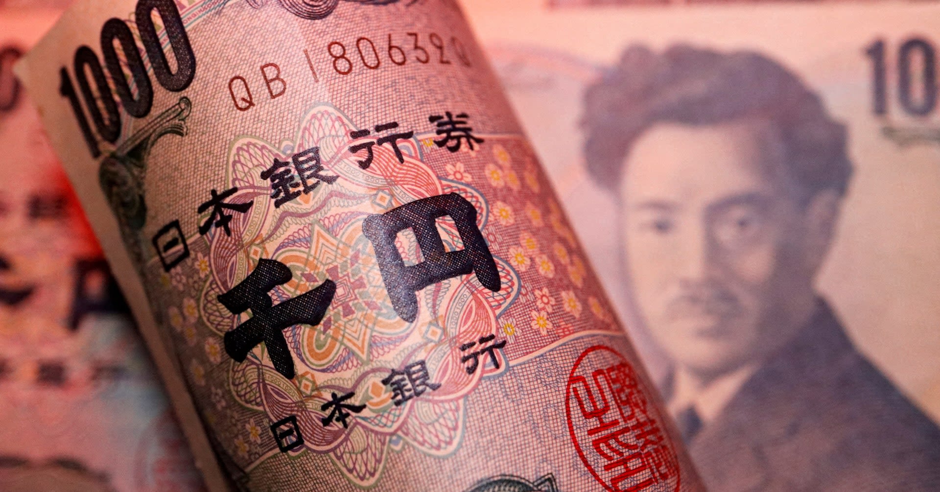 Commodity currencies struggle, carry trade churn helps yen, Swiss franc