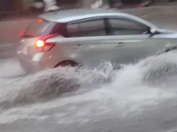 五股雨炸時雨量破80mm！ 民眾回報：永安大橋淹過一個輪胎