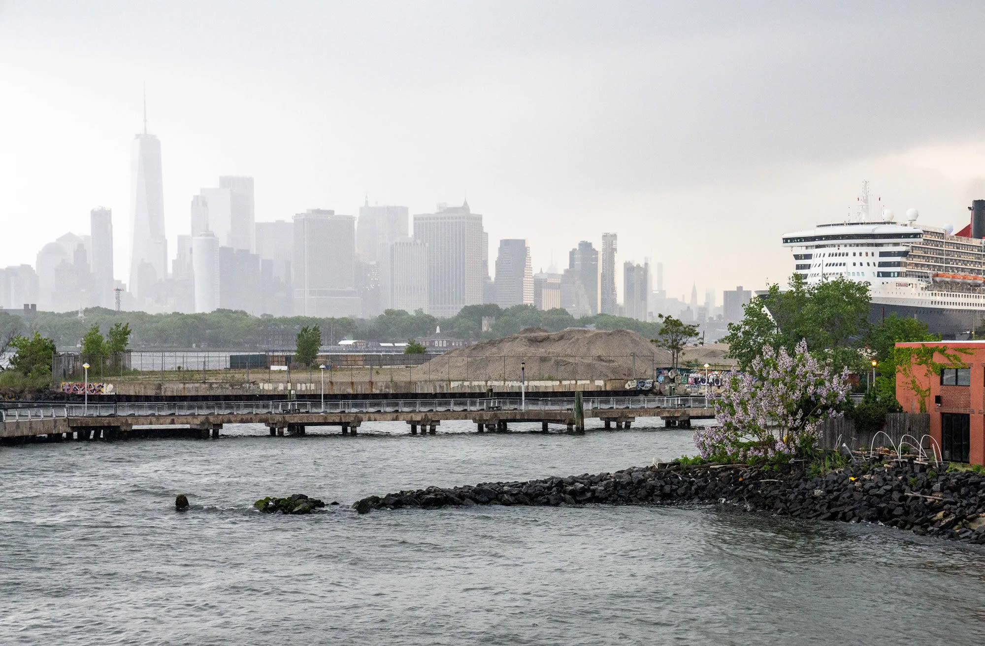 Extreme weather in NYC leads to flight cancellations, significant travel delays