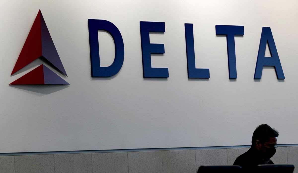 Video shows fire breaking out in nose of parked Delta plane in Seattle