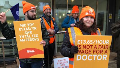 Wales' doctors encouraged to accept new pay offer