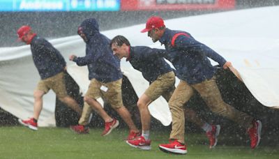 White Sox game in rain delay at extremely inconvenient time