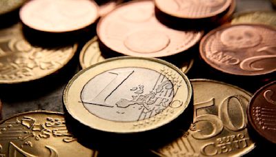 EUR/USD struggles to maintain gains amid mixed economic signals