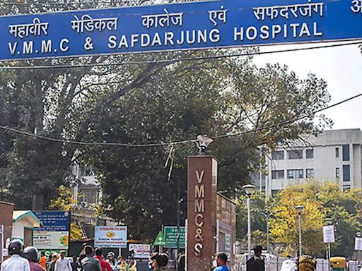 Fire breaks out in Safdarjung Hospital's old emergency building, nurse rescued from third floor - ET HealthWorld