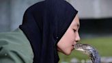 VÍDEO: mulher beija boca de uma das serpentes mais venenosas do mundo e choca a web