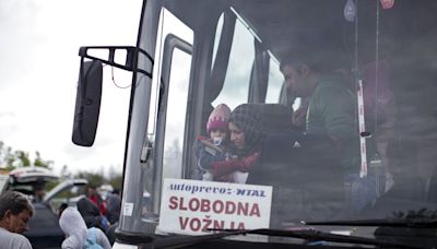 Un autobús con 50 migrantes vuelca al intentar evitar un control policial serbio
