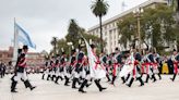 Histórico cambio de guardia de los regimientos Granaderos, Patricios e Iriarte en Plaza de Mayo: color y emoción de un acto inédito