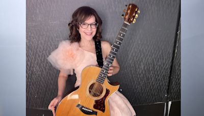 Musician Lisa Loeb says acoustic guitar was stolen at Indianapolis hotel