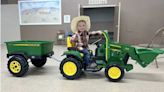 Conmoción en EEUU: murió un nene de tres años que se cayó a un río mientras manejaba un tractor de juguete
