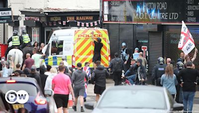 UK: Riots flare in Sunderland after deadly child stabbings – DW – 08/03/2024