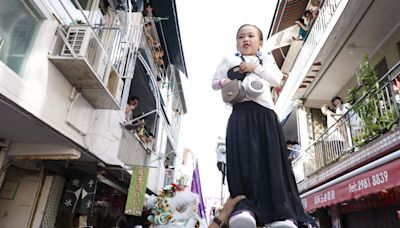 長洲太平清醮｜「何太」珠光寶氣現身飄色巡遊 真．何太攜何伯低調出巡 | am730