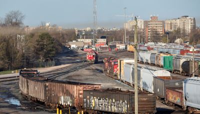 影》超驚悚！平交道驚見「火」車 貨列一路狂燒衝進住宅區 - 國際