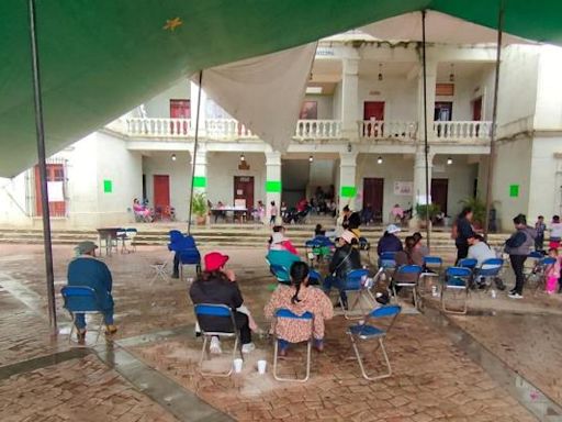 Pobladores toman palacio municipal de Reyes Etla, Oaxaca; exigen destitución de edil y cabildo