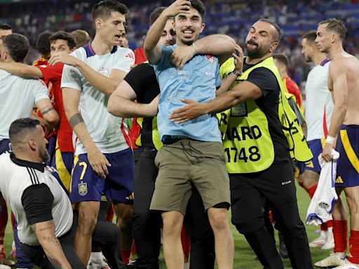 Morata supera la 'entrada' del steward: 'Amarilla y punto', y Carvajal se 'duerme'