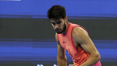 Carlos Alcaraz somete a Medvedev; se medirá con Jannik Sinner en la final en China