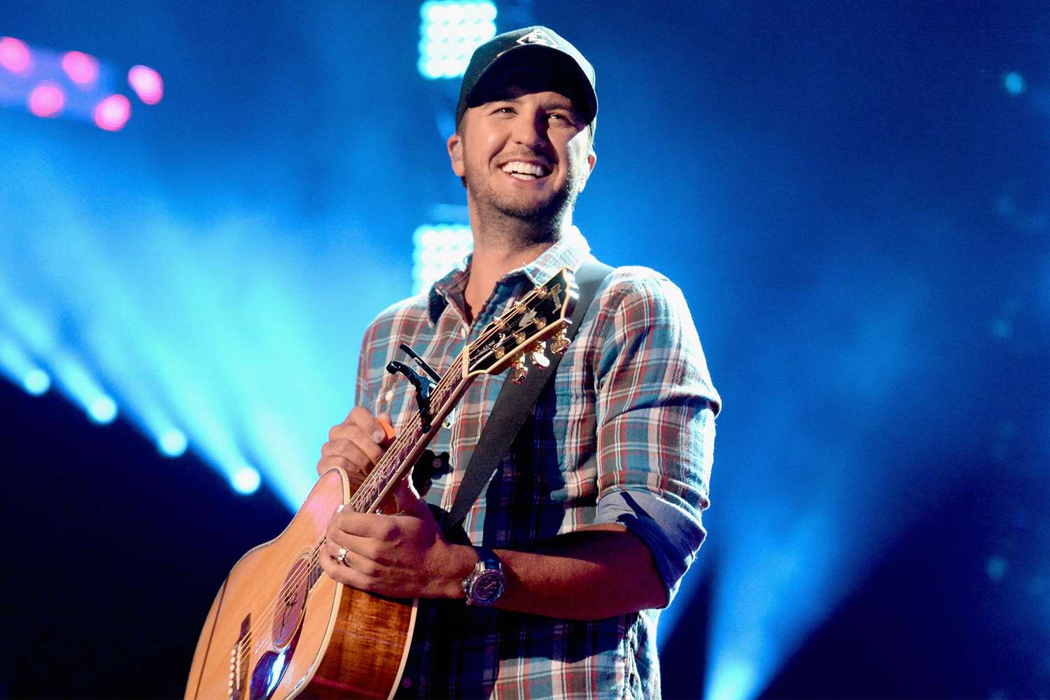 Luke Bryan slips on stage, jokingly threatens to sue fan: 'My lawyer will be calling'