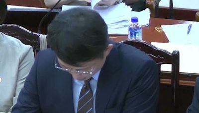 黃國昌憲法法庭看直播 綠黨團砲轟他不知自省「神仙也難救」：網紅巨嬰