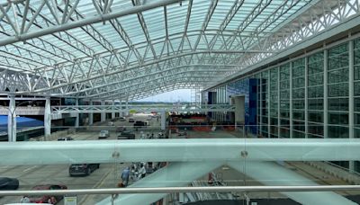 Charlotte Douglas International Airport completes skybridges