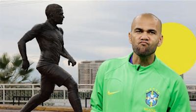 Dani Alves: Estatua de tamaño real es retirada de Brasil, ¡se cae un ídolo!