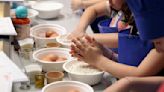 Rosquillas de San Isidro y empanadillas en el taller de los pequeños cocineros con TEA: "Esto nos da un poco de vida"