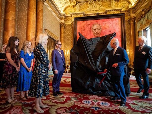 El Rey Carlos III presenta su primer retrato oficial pintado desde su coronación
