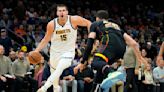 Con 21 puntos y 16 asistencias de Jokic, Nuggets se sostienen para vencer 119-111 a Suns