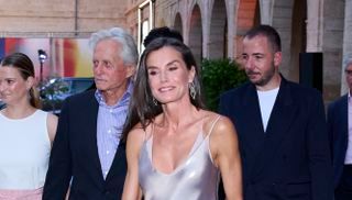 La reina Letizia sorprende con atrevido vestido lencero ¡súper chic!