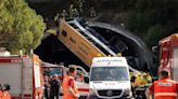 Un autocar con sesenta pasajeros vuelca a la entrada de un túnel en Pineda de Mar: tres heridos críticos y 22 graves