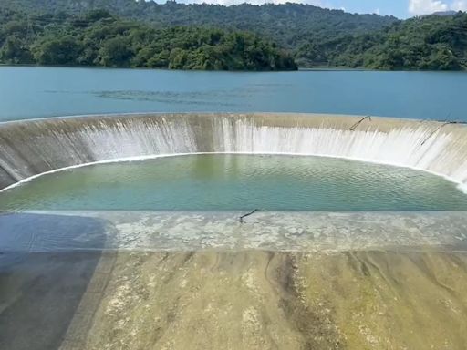 影/雲林湖山水庫2個月達滿水位！ 自然溢流「圓形水瀑」美景震撼