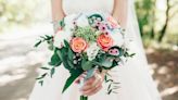 Bride details how she did her own florals for her wedding for just $100